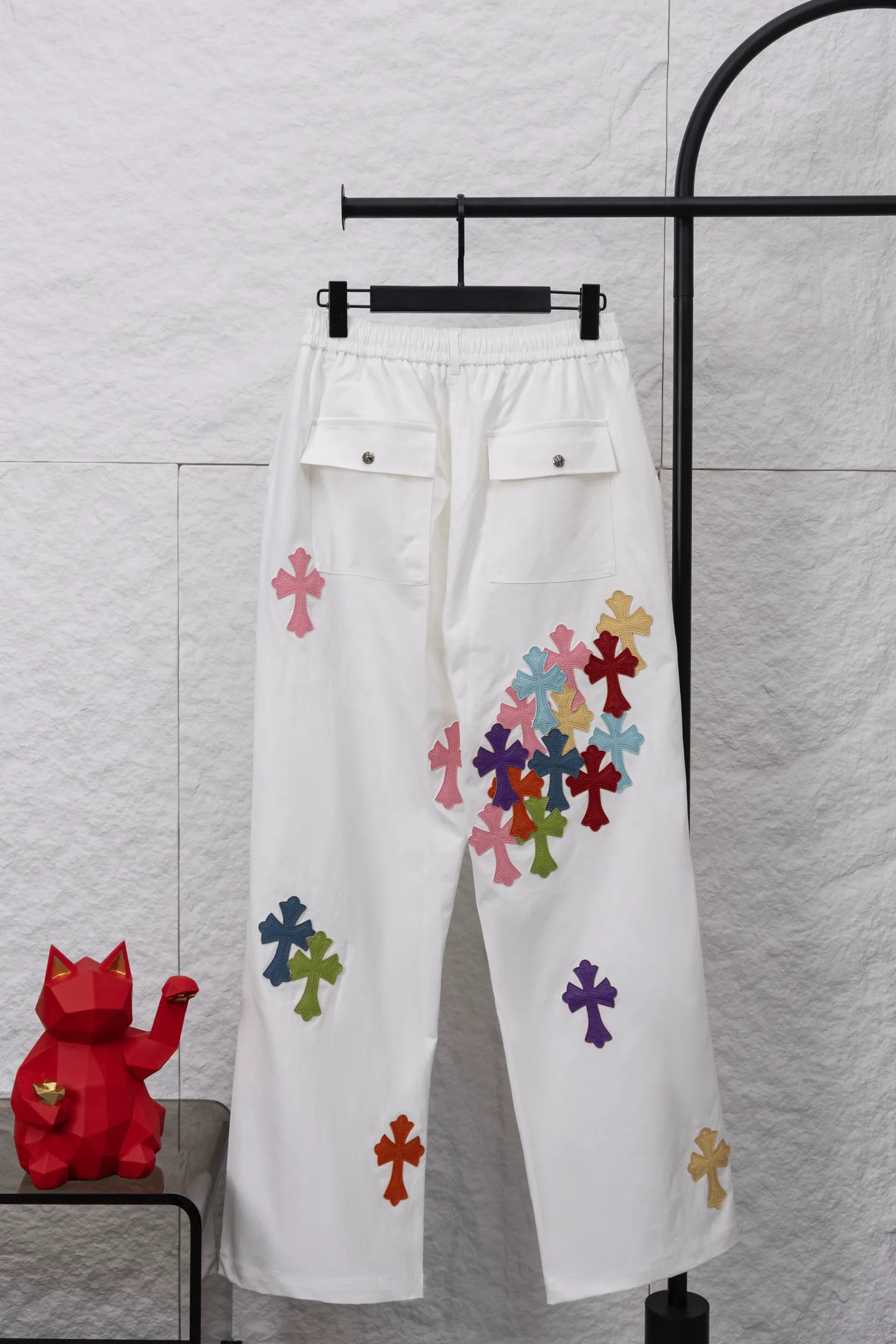 P350 model number/F065 Chrome hearts Chrome hearts heavyweight Chrome paratrooper pants with colorful crosses. More than 20 customized cross leather sets. Customized Chrome hearts hardware. Loose and lazy version, waist size 66-100 can be controlled. More than 20 fabrics are custom-woven and dyed. The front needs to be carbon-milled and then sanded (the surface of the pants has a velvet feel and is comfortable to wear) and the reverse is waterproof. Finally, the overall enzyme wash is done. The workmanship is complicated and cumbersome. The leather is all calfskin and has undergone multiple color fixing treatments! Machine washing is not recommended for white! Color: White Version: Loose